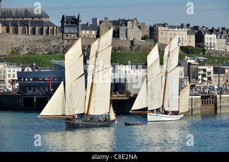 La Bisquine Cancalaise (Cancale), et la Granvillaise (bisquine, Granville), défi Ulysse à Granville (Normandie, France). Banque D'Images