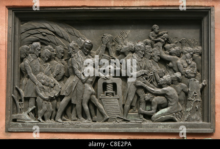 Bronze relief consacré aux avantages de l'impression de livres pour l'Afrique sur le monument de Johannes Gutenberg (1840) à Strasbourg, Alsace, France. Banque D'Images