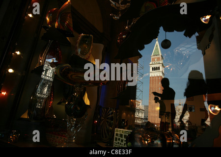 Reflet de l'hôtel Campanile dans une vitrine avec verre de Venise à Piazza San Marco à Venise, Italie. Banque D'Images