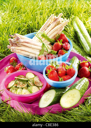 Fruits et légumes sur un plateau dans l'herbe Banque D'Images