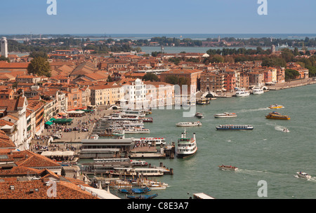 Une vue sur le canal de San Marco Venise de la Campanile. Banque D'Images