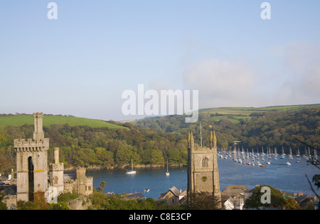 Fowey Cornwall England UK à la recherche sur l'église et château de yachts amarrés dans la rivière Fowey et Pont comp Banque D'Images