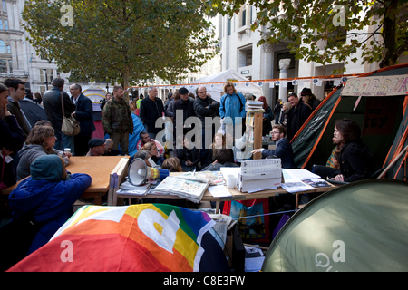 Londres, Royaume-Uni, 20.10.2011. Les manifestants occupent le camp en raison de la cathédrale de St Paul, dans le quartier financier de Londres centrale's Square Mile. Le camp de protestation est partie de l'occuper la Bourse de Londres le mouvement, mis en place au cours du week-end, le groupe avait l'intention d Paternoster Square. Banque D'Images