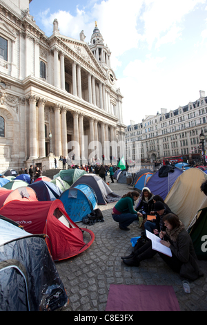 Londres, Royaume-Uni, 20.10.2011. Les manifestants occupent le camp en raison de la cathédrale de St Paul, dans le quartier financier de Londres centrale's Square Mile. Le camp de protestation est partie de l'occuper la Bourse de Londres le mouvement, mis en place au cours du week-end, le groupe avait l'intention d Paternoster Square. Banque D'Images