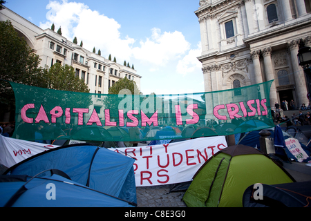 Londres, Royaume-Uni, 20.10.2011. Les manifestants occupent le camp en raison de la cathédrale de St Paul, dans le quartier financier de Londres centrale's Square Mile. Le camp de protestation est partie de l'occuper la Bourse de Londres le mouvement, mis en place au cours du week-end, le groupe avait l'intention d Paternoster Square. Banque D'Images