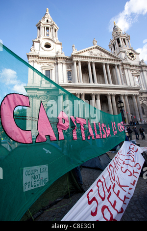 Londres, Royaume-Uni, 20.10.2011. Les manifestants occupent le camp en raison de la cathédrale de St Paul, dans le quartier financier de Londres centrale's Square Mile. Le camp de protestation est partie de l'occuper la Bourse de Londres le mouvement, mis en place au cours du week-end, le groupe avait l'intention d Paternoster Square. Banque D'Images