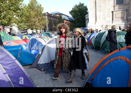 Londres, Royaume-Uni, 20.10.2011. Les manifestants occupent le camp en raison de la cathédrale de St Paul, dans le quartier financier de Londres centrale's Square Mile. Le camp de protestation est partie de l'occuper la Bourse de Londres le mouvement, mis en place au cours du week-end, le groupe avait l'intention d Paternoster Square. Banque D'Images