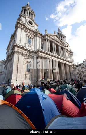 Londres, Royaume-Uni, 20.10.2011. Les manifestants occupent le camp en raison de la cathédrale de St Paul, dans le quartier financier de Londres centrale's Square Mile. Le camp de protestation est partie de l'occuper la Bourse de Londres, le groupe avait l'intention d Paternoster Square. Banque D'Images