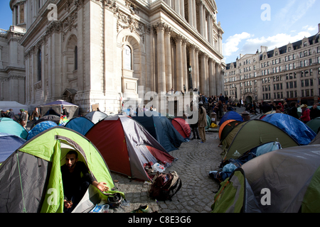 Londres, Royaume-Uni, 20.10.2011. Les manifestants occupent le camp en raison de la cathédrale de St Paul, dans le quartier financier de Londres centrale's Square Mile. Le camp de protestation est partie de l'occuper la Bourse de Londres le mouvement, mis en place au cours du week-end, le groupe avait l'intention d Paternoster Square. Banque D'Images