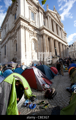 Londres, Royaume-Uni, 20.10.2011. Les manifestants occupent le camp en raison de la cathédrale de St Paul, dans le quartier financier de Londres centrale's Square Mile. Le camp de protestation est partie de l'occuper la Bourse de Londres le mouvement, mis en place au cours du week-end, le groupe avait l'intention d Paternoster Square. Banque D'Images