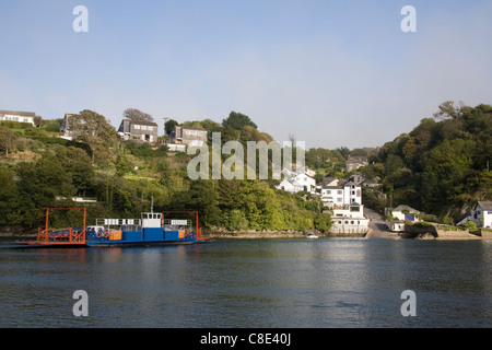 Bodinnick Cornwall England UK Car-ferry arrivant au terminal aux côtés de The Old Ferry Inn Banque D'Images