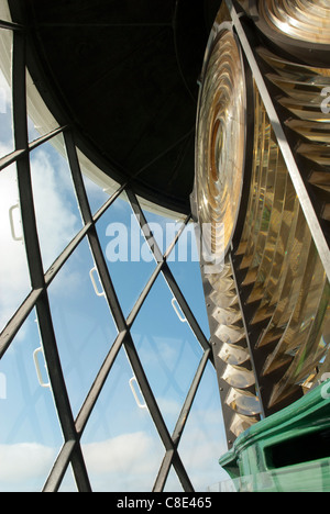 Close up de la lentille de Fresnel au phare de South Stack, Anglesey, Pays de Galles. Banque D'Images