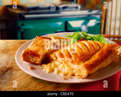 Repas traditionnel avec tranches de pain au filet de fromage servi avec des haricots verts sur une assiette dans un cadre rustique de cuisine accueillante Banque D'Images