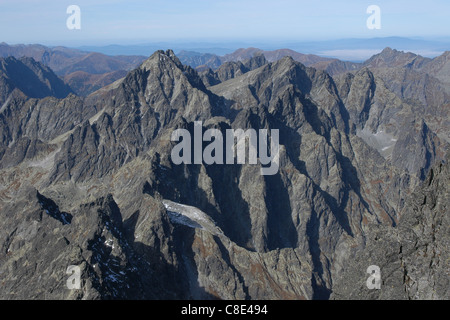 Pic Rysy (2 499 mètres) depuis le sommet de l'Gerlach ou Pic Gerlachovsky Stit (2 655 mètres) dans les Hautes Tatras, en Slovaquie. Banque D'Images