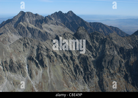 Lomnicky Stit (2 632 mètres) depuis le sommet de l'Gerlach ou Pic Gerlachovsky Stit (2 655 m) dans les Hautes Tatras, en Slovaquie. Banque D'Images