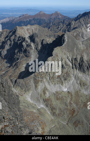 Vychodna Vysoka (2 428 mètres) depuis le sommet de l'Gerlach ou Pic Gerlachovsky Stit (2 655 m) dans les Hautes Tatras, en Slovaquie. Banque D'Images