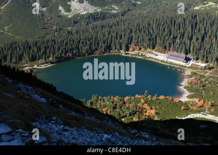 Lac de Poprad (Popradske Pleso) et le refuge de montagne Poprad lac dans les Hautes Tatras, en Slovaquie. Banque D'Images