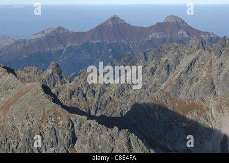 Vue depuis le sommet du pic de Vysoka Vychodna (2 428 mètres) dans les Hautes Tatras, en Slovaquie. Banque D'Images