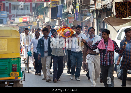 Corps de femme hindoue morte portée en procession dans la rue pour l'bûcher funéraire crémation par le Gange, Varanasi, Inde Banque D'Images