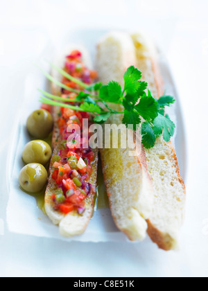 Salade Méchouia sur le pain coupé en tranches. Banque D'Images