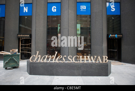 Un nouveau bureau de la Charles Schwab et Co. en construction est vu sur 6e Avenue, en plein centre de New York Banque D'Images