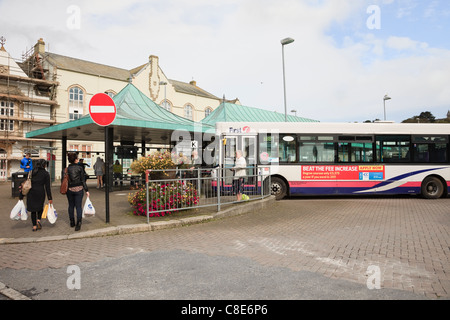 Premier bus au centre ville Gare routière avec des passagers en attente. Truro, Cornwall, Angleterre, Royaume-Uni, Grande Bretagne. Banque D'Images