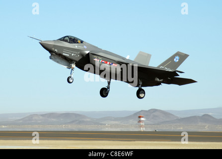 Un F-35 Joint Strike Fighter, marquée AA-1, des terres le 23 octobre à Edwards Air Force Base, en Californie. Banque D'Images