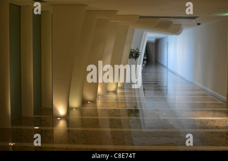 Un couloir moderne et minimaliste à l'hôtel et casino, MGM Macau. Banque D'Images