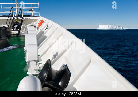 L'approche d'un navire de croisière un iceberg près de la péninsule Antarctique Banque D'Images