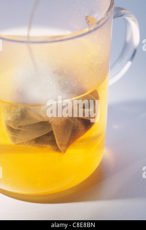 Sachet de thé dans une tasse en verre Banque D'Images