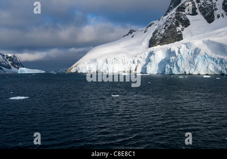 Montagnes près de la Canal Lemaire dans l'Antarctique Banque D'Images