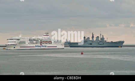 Un navire de passagers Brittany Ferries HMS Illustrious passant dans Plymouth. Banque D'Images