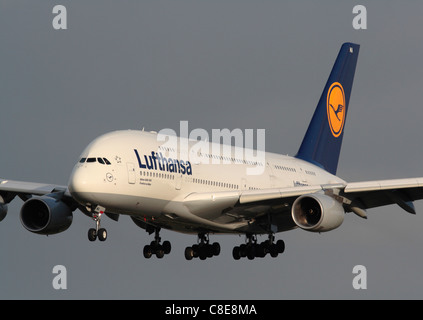 Lufthansa Airbus A380 double-decker widebody passenger jet avion, souvent appelé le très gros porteur, en approche finale. Transport aérien long courrier moderne. Banque D'Images