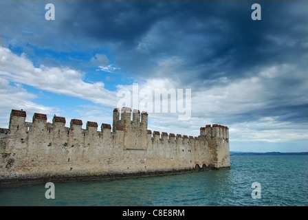 Le château de Scaligero à Sirmione sur le lac de Garde, Lombardie, Italie. Banque D'Images