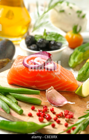 Pièce épaisse de légumes et saumon cru Banque D'Images