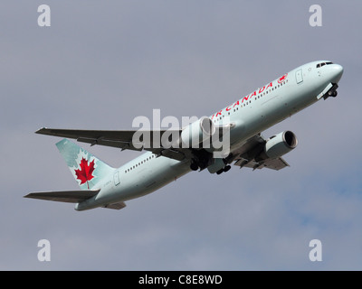 Air Canada Boeing 767-300ER avion à réaction au décollage d'escalade et de rétracter son châssis Banque D'Images