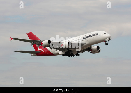 Très gros porteur Airbus A380 de Qantas au départ de Heathrow par un vol intercontinental long courrier Banque D'Images