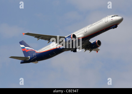 L'aviation commerciale. Airbus A321 narrowbody passenger jet avion appartenant à la compagnie russe Aeroflot au décollage Banque D'Images