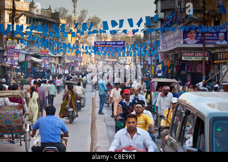 Scène de rue bondée pendant le Festival de Shivaratri en sainte ville de Varanasi, Benares, Inde du Nord Banque D'Images