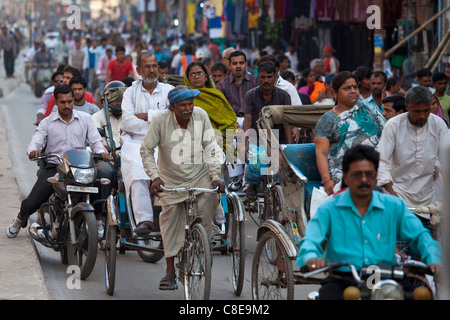 Scène de rue bondée pendant le Festival de Shivaratri en sainte ville de Varanasi, Benares, Inde du Nord Banque D'Images