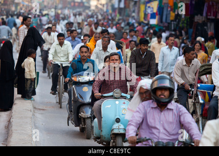 Scène de rue bondée pendant le Festival de Shivaratri en sainte ville de Varanasi, Benares, Inde du Nord Banque D'Images