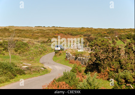Une voiture de descendre une piste étroite et tortueuse sur la lande Banque D'Images