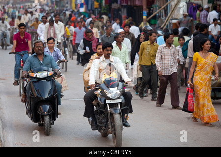 Groupe familial sur la moto à l'étroit - Scène de rue pendant le Festival de Shivaratri en sainte ville de Varanasi, Inde Banque D'Images