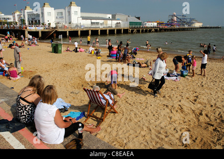 Les vacanciers sur la plage de Clacton en Essex Banque D'Images
