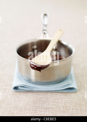 Le chocolat fondu dans une casserole Banque D'Images