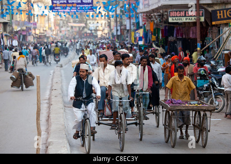 Les hindous et musulmans dans des scène de rue pendant le Festival de Shivaratri en sainte ville de Varanasi, Benares, Inde du Nord Banque D'Images