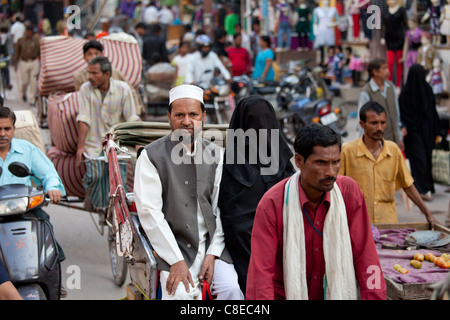 Quelques musulmans dans des scène de rue pendant le Festival de Shivaratri en sainte ville de Varanasi, Benares, Inde du Nord Banque D'Images