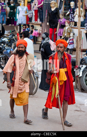 Hindu sadhu pèlerins au Festival de Shivaratri dans la ville sainte de Varanasi, Benares, Inde Banque D'Images