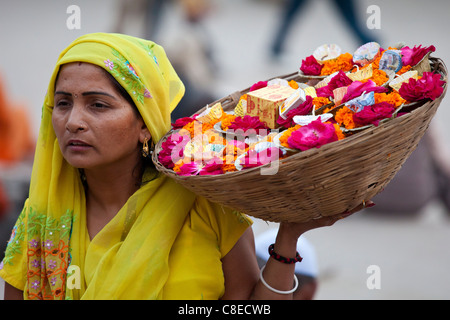 Indian Hindu femme vendant des fleurs et des offrandes cérémonielles lors de Shivaratri Festival dans la ville sainte de Varanasi, Inde Banque D'Images