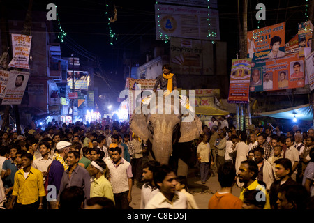 L'éléphant de cérémonie se déplace dans la rue bondée au Festival de Shivaratri dans la ville sainte de Varanasi, Inde Banque D'Images